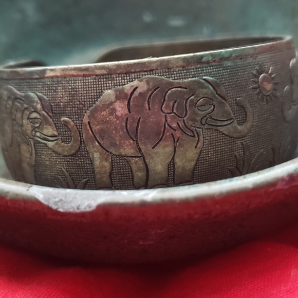 Elegant tribal design bracelet - Picture 1 of 2